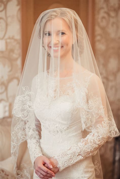 veil with short wedding dress